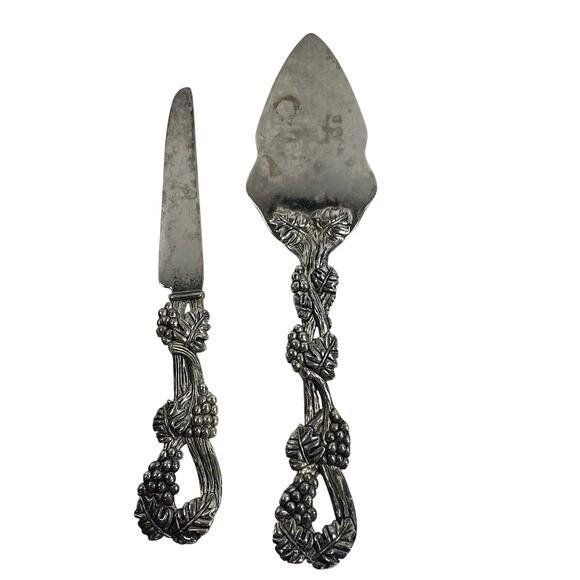Godinger Other - Godinger silver-plated raised pattern grape and vine serving set 11" and 9.5"